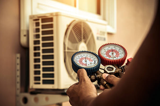 Professional Hvac technician working in Youngstown, FL